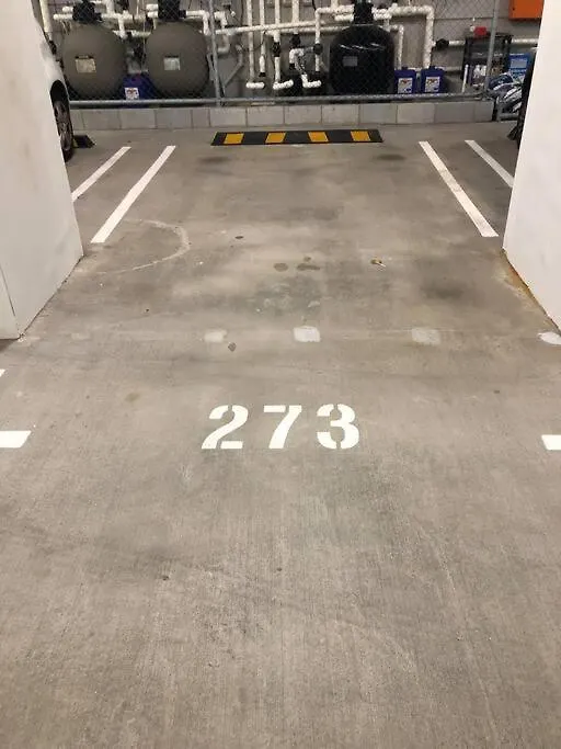 아파트 Prime Position 1. 5 Bedroom W/ View/ Parking / Roof Pool 브리즈번
