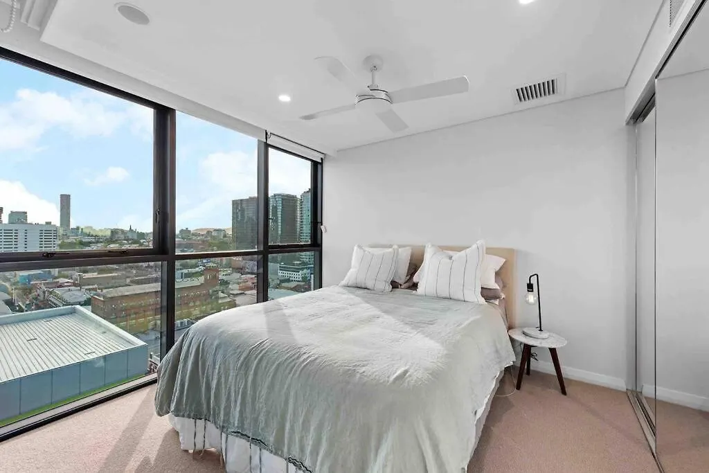 Prime Position 1. 5 Bedroom W/ View/ Parking / Roof Pool 브리즈번 오스트레일리아