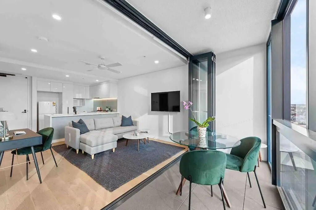 Prime Position 1. 5 Bedroom W/ View/ Parking / Roof Pool 브리즈번