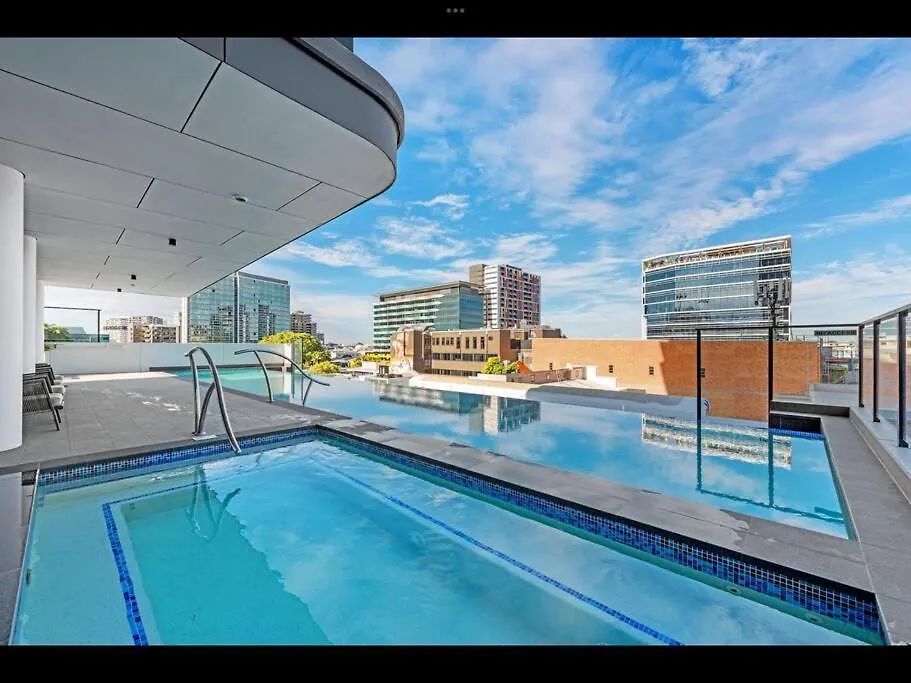 아파트 Prime Position 1. 5 Bedroom W/ View/ Parking / Roof Pool 브리즈번